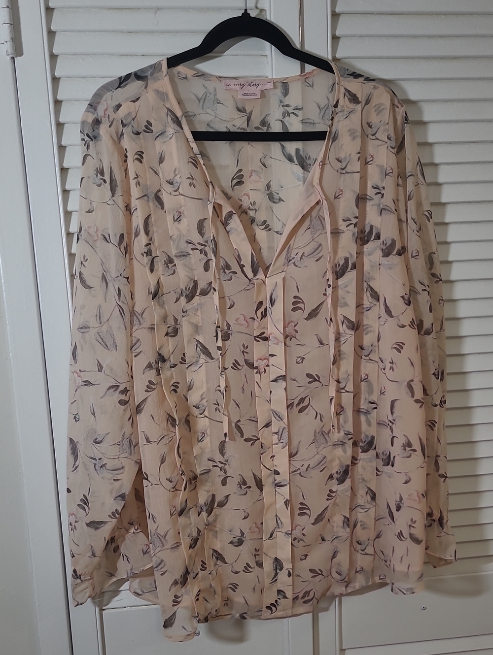 Reitmans Sheer Floral Tie-Front Blouse in Light Pink